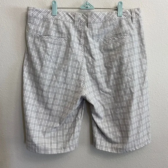 Travis Mathew Men's Gray Plaid Golf Chino Shorts Lightweight Casual Size 36 FLAW - Picture 8 of 9
